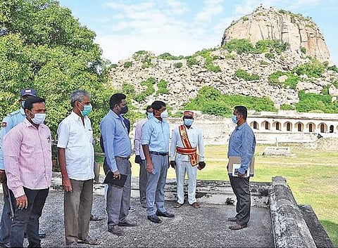 செஞ்சிக் கோட்டையை தரம் உயர்த்தி சுற்றுலா தலமாக்க ஆட்சியர் மோகன் ஆய்வு மேற்கொண்டார்.