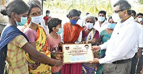 போலீஸார் தாக்கியதில் உயிரிழந்த விவசாயி முருகேசனின் குடும்பத்தினரிடம் முதலமைச்சரின் பொது நிவாரண நிதியில் இருந்து ரூ.10 லட்சத்துக்கான காசோலையை, சேலம் ஆட்சியர் கார்மேகம் வழங்கினார்.