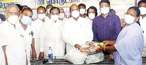 திருவண்ணாமலை நகராட்சி அலுவலகத்தில் தூய்மை பணியாளர்கள் மற்றும் டெங்கு தடுப்பு பணியாளர்களுக்கு கரோனா நிவாரண பொருட்களை வழங்கிய அமைச்சர் எ.வ.வேலு. அருகி்ல், ஆட்சியர் முருகேஷ் உள்ளிட்டோர்.