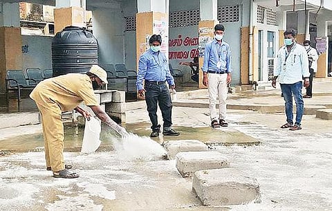 வேலூர் பழைய பேருந்து நிலையத்தை தூய்மை செய்யும் பணியில் ஈடுபட்ட மாநகராட்சி ஊழியர்கள்.