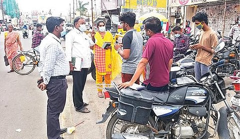 திருவண்ணாமலையில் முகக்கவசம் அணியாமல் சுற்றி வந்த இளைஞர்களை எச்சரித்து முகக்கவசம் வழங்கிய கோட்டாட்சியர் வெற்றிவேல்.