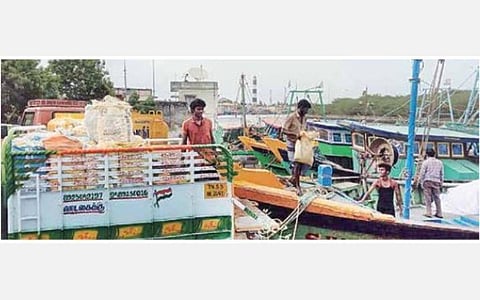 நாகை, காரைக்கால் மாவட்டங்களில் 77 நாட்களுக்குப் பிறகு ஜூன் 30 முதல் கடலுக்குச் செல்லும் மீனவர்கள்: விசைப் படகுகளில் ஐஸ் கட்டிகளை ஏற்றி தயாராகும் பணி தீவிரம்