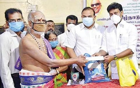 திருச்சி மலைக்கோட்டை கோயிலில் நிவாரண உதவிகளை வழங்குகிறார் அமைச்சர் அன்பில் மகேஸ் பொய்யாமொழி. உடன் எஸ்.இனிகோ இருதயராஜ் எம்எல்ஏ உள்ளிட்டோர்.