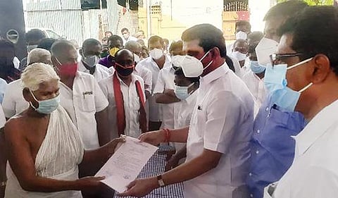 கரூர் நகராட்சி வெங்கமேடு பெரியகுளத்துப்பாளையத்தில் நேற்று நடைபெற்ற மக்கள் சபையில் ஒரு மூதாட்டிக்கு முதியோர் உதவித் தொகைக்கான ஆணையை வழங்குகிறார் அமைச்சர் வி.செந்தில்பாலாஜி. உடன், மாவட்ட ஆட்சியர் த.பிரபுசங்கர் உள்ளிட்டோர்.