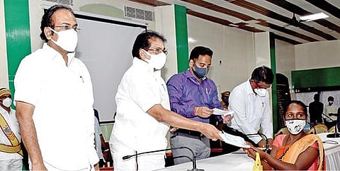 விருதுநகரில் நடந்த நிவாரண நிதி வழங்கும் நிகழ்ச்சியில் பெண் ஒருவருக்கு காசோலையை வழங்கினார் அமைச்சர் சாத்தூர் ராமச்சந்திரன்.