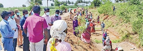 அரூர் கிராமத்தில்  தேசிய ஊரக வேலை  உறுதியளிப்பு திட்ட பணிகளை ஆய்வு செய்யும்  ஆட்சியர் தர் .