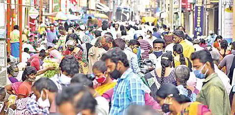 சேலம் முதல் அக்ரஹாரத்தில் செயல்பட்டு வரும் தற்காலிக காய்கறி மார்க்கெட்டில் நேற்று சமூக இடைவெளியின்றி குவிந்த மக்கள்.	 படம்:எஸ்.குரு பிரசாத்