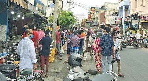 திருப்பூரில் கூடுதல் தளர்வுகள் அறிவிக்கப்பட்ட பிறகு -  மீன், இறைச்சி, காய்கறி கடைகளில் திரண்ட மக்கள் :  சமூக இடைவெளியை பின்பற்றாததால் தொற்று பரவும் அபாயம்