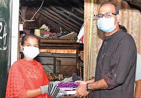 கிராம குழந்தைகளுக்கு கல்வி பயிற்றுவிக்கும் பழங்குடியின பெண்ணுக்கு மாவட்ட ஆட்சியர் நேரில் வாழ்த்து