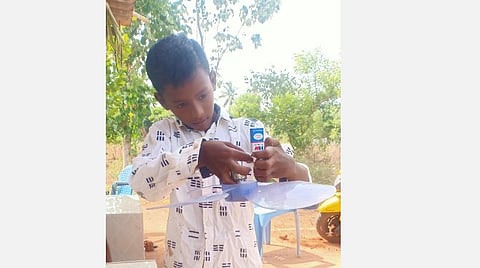 புதுக்கோட்டை மாவட்டம் கீழாத்தூரில் பாடப் புத்தகத்தில் உள்ள அறிவியல் கண்டுபிடிப்புகளைச் செய்முறையாக்கும் பள்ளி மாணவர் ரித்தீஸ்.