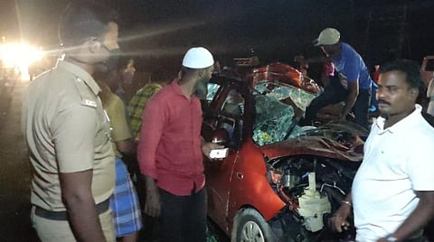 ஆம்பூர் செங்கிலிகுப்பம் பகுதியில் லாரி மீது மோதிய கார் நொறுங்கியது. இதில், இடிபாடுகளில் சிக்கியவர்களைப் பொதுமக்கள் மீட்டனர்.