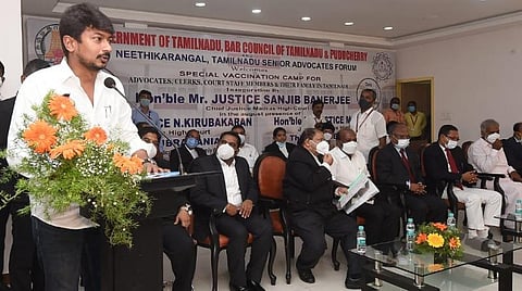 தமிழகத்துக்கு வேண்டிய தடுப்பூசிகளைத் தர மத்திய அரசுக்கு உயர் நீதிமன்றம் அறிவுறுத்த வேண்டும்: உதயநிதி வேண்டுகோள் 