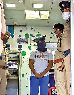 பெரியமேட்டில் உள்ள ஏடிஎம் மையத்தில், நூதன முறையில் திருடியது குறித்து நடித்துக் காட்டும் அமீர் அர்ஷ். படம்: பு.க.பிரவீன்