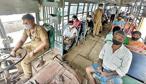 ஊரடங்கில் தளர்வுகள் அறிவிக்கப்பட்டதை தொடர்ந்து, வேலூரில் நேற்று முதல் அரசு பேருந்துகள் இயக்கப்பட்டன. இதில், பயணிகள் முகக்கவசம் அணிந்து பயணித்தனர். படம்: வி.எம்.மணிநாதன்.