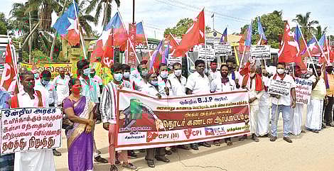 தூத்துக்குடியில் நடைபெற்ற ஆர்ப்பாட்டம் .             படம்: என்.ராஜேஷ்