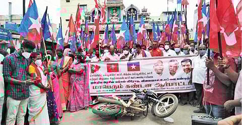 ஓசூர் ராம்நகரில் இந்திய கம்யூனிஸ்ட், மார்க்சிஸ்ட் கம்யூனிஸ்ட், விசிக உள்ளிட்ட கட்சிகளின் சார்பில் மத்திய அரசைக் கண்டித்து நடைபெற்ற ஆர்ப்பாட்டத்தில் ஏராளமானோர் பங்கேற்றனர்.