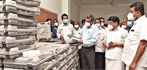 சேலம் ஆட்சியர் அலுவலகத்தில் உள்ள பாதுகாப்பு அறையில் வைக்கப்பட்டுள்ள மின்னணு வாக்குப்பதிவு இயந்திரங்களை அனைத்து கட்சி பிரமுகர்கள் முன்னிலையில் ஆட்சியர் கார்மேகம் ஆய்வு மேற்கொண்டார்.     படம்:எஸ்.குரு பிரசாத்