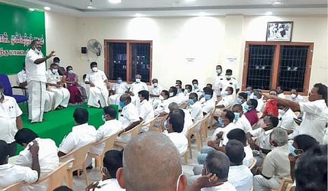 கள்ளக்குறிச்சி மாவட்ட அதிமுக அலுவலகத்தில் நடைபெற்ற நிர்வாகிகள் கூட்டத்தில் ஒருவர் மீது ஒருவர் காரசாரமாக குற்றம்சாட்டி பேசும் குமரகுரு மற்றும் ஐயப்பன்.