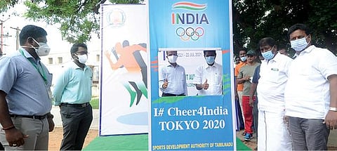 கடலூர் அண்ணா விளையாட்டரங்கில் ஒலிம்பிக் செல்ஃபி பாயிண்டை மாவட்ட ஆட்சியர் கி.பாலசுப்ரமணியம் தொடக்கி வைத்தார். அருகில் சட்டமன்ற உறுப்பினர் ஐயப்பன்.