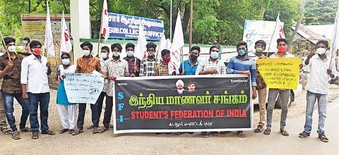 சிதம்பரத்தில் இந்திய மாணவர் சங்கத்தினர் ஆர்ப்பாட்டத்தில் ஈடுபட்டனர்.