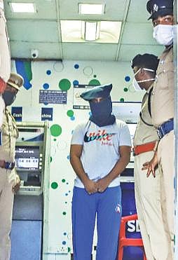 பெரியமேட்டில் உள்ள ஏடிஎம் மையத்தில், நூதன முறையில் திருடியது குறித்து நடித்துக் காட்டும் அமீர் அர்ஷ். படம்: பு.க.பிரவீன்