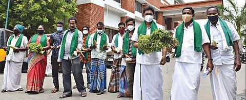 உழவர் சந்தைகள் திறக்க அனுமதி அளிக்க வலியுறுத்தி, சேலம் ஆட்சியர் அலுவலகத்தில் மனு அளிக்க காய்கறி, கீரை கட்டுகளை கையில் ஏந்தி வந்த தமிழ்நாடு இயற்கை விவசாயிகள் முன்னேற்ற சங்கத்தினர்.	       படம்:எஸ்.குரு பிரசாத்