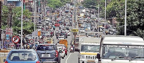 கூடுதல் தளர்வுகளைத் தொடர்ந்து, கோவை காந்திபுரம் நூறடி சாலையில், நேற்று காணப்பட்ட வாகன நெரிசல்.    படம்: ஜெ.மனோகரன்