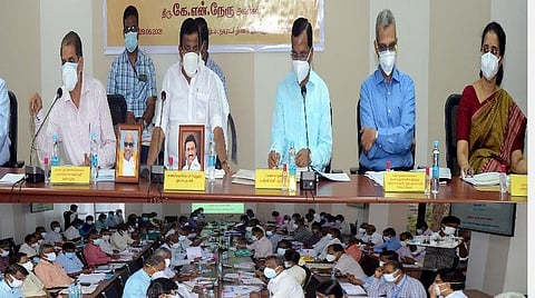 ஆய்வுக் கூட்டத்தில் அமைச்சர் கே.என்.நேரு.