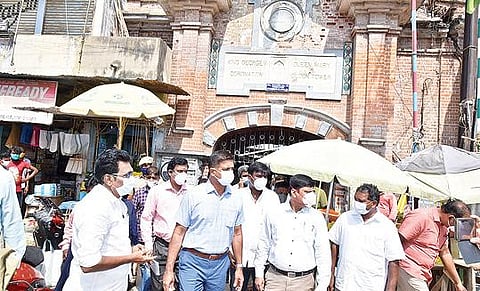 வேலூர் கிருபானந்த வாரியார் சாலை உள்ளிட்ட இடங்களில் மாவட்ட ஆட்சியர் குமாரவேல் பாண்டியன் நேற்று பார்வையிட்டு ஆய்வு செய்தார். அருகில், மாநகராட்சி ஆணையர் சங்கரன் உள்ளிட்டோர். படம்: வி.எம்.மணிநாதன்.