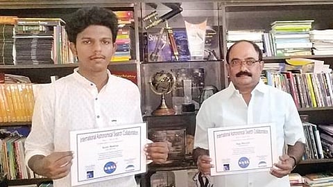 குறுங்கோள்களைக் கண்டறிந்ததற்காக பெற்ற சான்றிதழுடன் வானியல் ஆர்வலர்கள் பாலா பாரதி, ஆழி. முகிலன்.