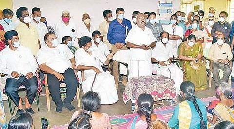 திருச்சி கொட்டப்பட்டு இலங்கை அகதிகள் முகாமில் பேசுகிறார் அமைச்சர் செஞ்சி கே.எஸ்.மஸ்தான். உடன் அமைச்சர் அன்பில் மகேஸ் பொய்யாமொழி, எம்.பி திருச்சி சிவா, மாவட்ட ஆட்சியர் சு.சிவராசு, எம்எல்ஏக்கள் இனிகோ இருதயராஜ், அப்துல் சமது உள்ளிட்டோர்.