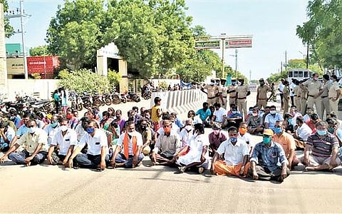 கோவில்பட்டி அரசு மருத்துவமனையில் பிரசவத்துக்கு அனுமதிக்கப்பட்ட பெண் உயிரிழந்ததையடுத்து   மறியலில் ஈடுபட்ட உறவினர்கள்.