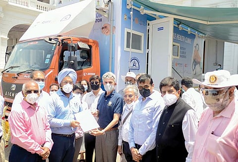 மெட்ராஸ் ரோட்டரி சங்கம் சார்பில் சென்னை மாநகராட்சியிடம் வழங்கப்பட்ட ரூ.50 லட்சம் மதிப்புள்ள நடமாடும் கரோனா தடுப்பூசி போடும் வாகன சேவையை தொடங்கிவைக்கிறார் மாநகராட்சி ஆணையர் ககன்தீப் சிங் பேடி. உடன் ரோட்டரி சங்கத் தலைவர் கபில் சித்தலே, இணை தலைவர் விஸ்வநாதன், சங்கத்தின் கரோனா பரவல் தடுப்பு திட்டத் தலைவர் டாக்டர் கவுதம் தாஸ், திட்ட இயக்குநர் பாலகிருஷ்ணா, மாநகராட்சி துணை ஆணையர் விஷு மகாஜன், மாநகராட்சி மருத்துவ அதிகாரி எம்.எஸ்.ஹேமலதா..படங்கள்: பு.க.பிரவீன்