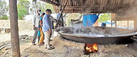 பவானியை அடுத்த காடப்பநல்லூரில் உள்ள நாட்டு வெல்லம் தயாரிப்பு ஆலையில், அதிகாரிகள் நேற்று ஆய்வு மேற்கொண்டனர்.