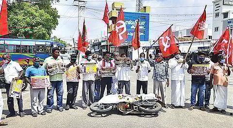 பெட்ரோல் விலை உயர்வை கண்டித்து  திருப்பூர், நீலகிரி மாவட்டங்களில் ஆர்ப்பாட்டம்   :
