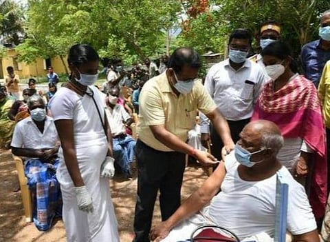 ஆனைக்கட்டி கிராம தலைவர் பொம்மராயன் தடுப்பூசி செலுத்திக்கொண்ட போது எடுத்த படம்: எம்.சத்யமூர்த்தி