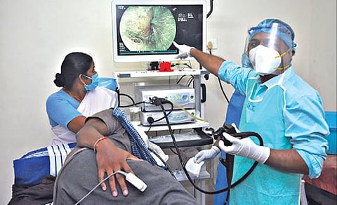 சேலம் அரசு  மருத்துவமனையில் குடல், கணையம், கல்லீரல் சார்ந்த அறுவை சிகிச்சை மற்றும் புற்றுநோய் சிகிச்சை பிரிவில் புதியதாக வந்துள்ள அதிநவீன கருவி மூலம் நோயாளியின் உடலை பரிசோதனை செய்யும் மருத்துவர்.