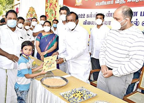 ஈரோடு பெரியார் வீதி அரசு பள்ளியில் மாணவர் சேர்க்கை மற்றும் பாடநூல் விநியோகத்தை அமைச்சர் சு.முத்துசாமி நேற்று தொடங்கி வைத்தார்.
