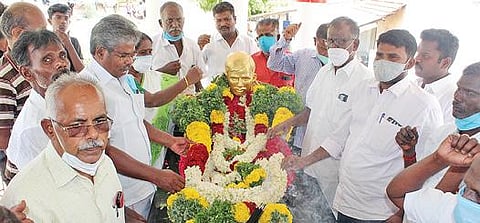 மதுரை மேலவளவில் நடைபெற்ற நினைவு தின அனுசரிப்பு நிகழ்ச்சியில் அங்குள்ள சிலைக்கு மாலை அணிவித்த மார்க்சிஸ்ட் கட்சியினர்.