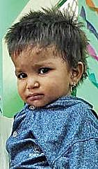 மதுரை ஆயுதப்படை மைதானம் அருகேயுள்ள முதியோர் காப்பகம். (வலது) போலீஸாரால் மீட்கப்பட்ட ஒரு வயது ஆண் குழந்தை. (உள்படம்) தலைமறைவான காப்பக உரிமையாளர் சிவக்குமார்.படம்: எஸ். கிருஷ்ணமூர்த்தி