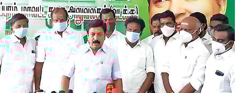 விழுப்புரம் அதிமுக அலுவலகத்தில் செய்தியாளர்களிடையே பேசிய முன்னாள் அமைச்சர் சி.வி.சண்முகம்.