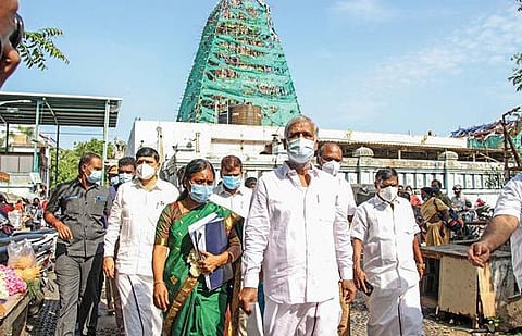 வடபழனியில் உள்ள 200 ஆண்டுகள் பழமையான ஆதிமூலப் பெருமாள் கோயிலில் பக்தர்களுக்கான அடிப்படை வசதிகள், குடமுழுக்கு நடத்துவதற்கான பணிகள் உள்ளிட்டவை குறித்து இந்து சமய அறநிலையத் துறை அமைச்சர் சேகர்பாபு அதிகாரிகளுடன் நேற்று ஆய்வு செய்தார். படம்: பு.க.பிரவீன்