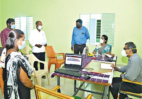 பொதுமக்களிடம் இருந்து பெறப்பட்ட மனுக்கள் மீதான நடவடிக்கைகள் தொடர்பாக தலைவாசல் வட்டாட்சியர் அலுவலகத்தில் சேலம் ஆட்சியர் கார்மேகம் ஆய்வு செய்தார். உடன் கோட்டாட்சியர் சரண்யா, வட்டாட்சியர் அன்புச்செழியன் உள்ளிட்டோர்.