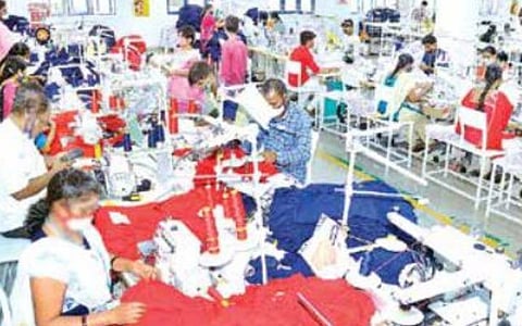 திருப்பூர் பின்னலாடை நிறுவனத்தில் பணியாற்றும் தொழிலாளர்கள். (கோப்புப்படம்)