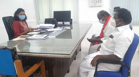 புதுக்கோட்டை ஆட்சியர் அலுவலகத்தில் ஆட்சியர் கவிதா ராமுவிடம் தொகுதி மேம்பாடு குறித்து ஆலோசனை செய்த கந்தர்வகோட்டை தொகுதி எம்எல்ஏ எம்.சின்னதுரை.