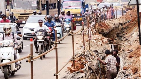 சாலைகள் அடிக்கடி தோண்டப்படுவதால் மதுரையில் தகவல் தொடர்பு சேவை பாதிப்பு: மன உளைச்சலுக்கு ஆளாகும் மாணவர்கள் 