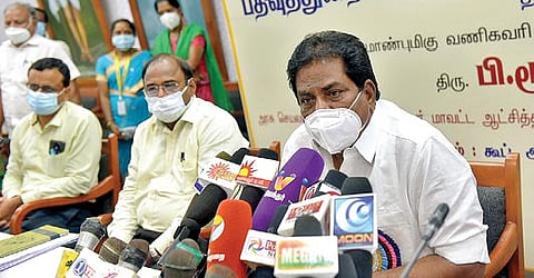 வேலூர் மாவட்ட ஆட்சியர் அலுவலகத்தில் நேற்று செய்தியாளர்களை சந்தித்த வணிகவரி மற்றும் பத்திர பதிவுத்துறை அமைச்சர் மூர்த்தி. படம்: வி.எம்.மணிநாதன்.