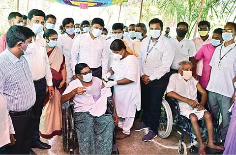 திருவண்ணாமலை அடுத்த நார்த்தாம்பூண்டி அரசு ஆரம்ப சுகாதார நிலையத்தில் மாற்றுத்திறனாளிகளுக்கு கரோனா தடுப்பூசி செலுத்தும் முகாமை தொடங்கி வைத்த மாவட்ட ஆட்சியர் முருகேஷ். அருகில், கோட்டாட்சியர் வெற்றிவேல் உள்ளிட்டோர்.