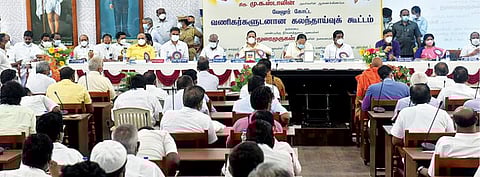 வேலூர் மாவட்ட ஆட்சியர் அலுவலகத்தில் அமைச்சர் துரைமுருகன் தலைமையில் வேலூர் கோட்ட அளவிலான வணிகர்களுடன் கலந்தாய்வு கூட்டம் நடந்தது. அருகில், அமைச்சர்கள் காந்தி, மூர்த்தி, மஸ்தான், மாவட்ட ஆட்சியர் குமாரவேல் பாண்டியன், நாடாளுமன்ற உறுப்பினர்கள் கதிர்ஆனந்த், அண்ணாதுரை உள்ளிட்டோர்.படம்: வி.எம்.மணிநாதன்.