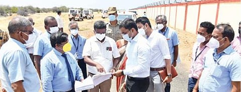 தூத்துக்குடி விமான நிலைய விரிவாக்க பணிகளை மாவட்ட ஆட்சியர்  கி.செந்தில் ராஜ் நேரில் பார்வையிட்டு ஆய்வு செய்தார்.